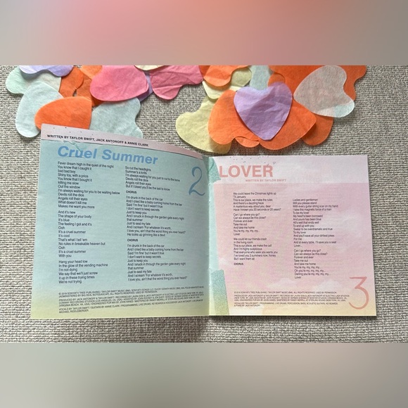 Taylor Swift signed Lover booklet with ME! cd - Picture 3 of 13